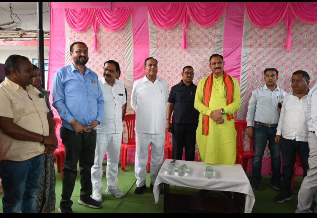 प्रभारी मंत्री ने कुसमी में सुनी ग्रामीणों की समस्याएं,करोड़ों के विकास कार्यो की दी स्वीकृति