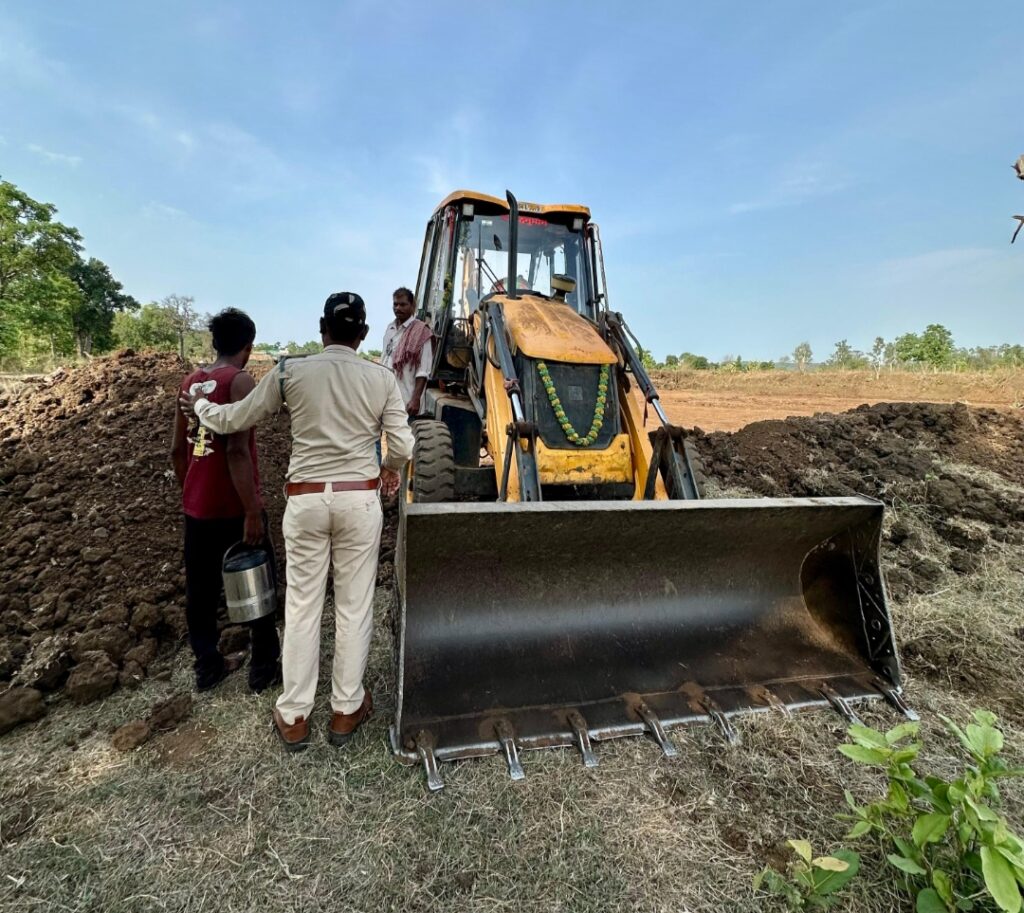 वन क्षेत्र में अतिक्रमण क़ा प्रयास विफल जेसीबी जब्त