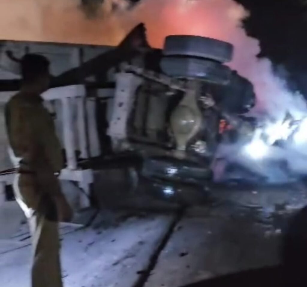 संडी-कोदवा के बीच दो ट्रेलर गाड़ी, एक कार में टक्कर कार का ड्राईवर जिंदा जला 5 घायल गंभीर रायपुर रेफर ।