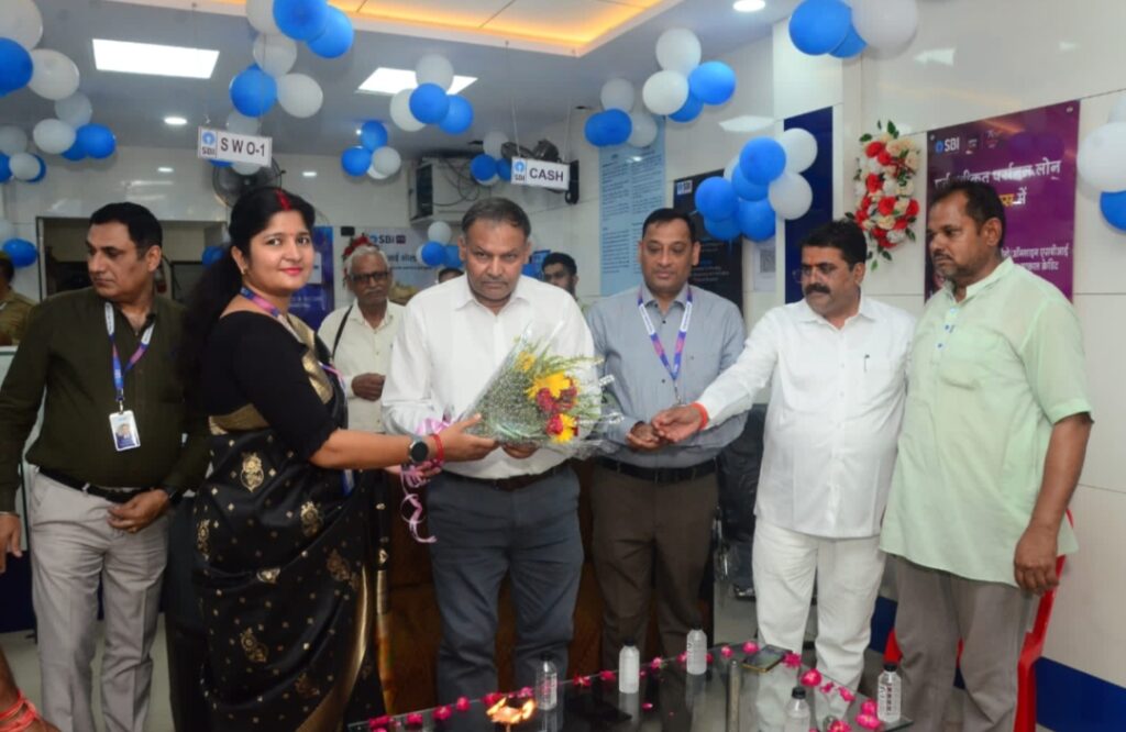 एस बी आई शाखा का पुनर्निर्माण होने पर किया उद्घाटन।