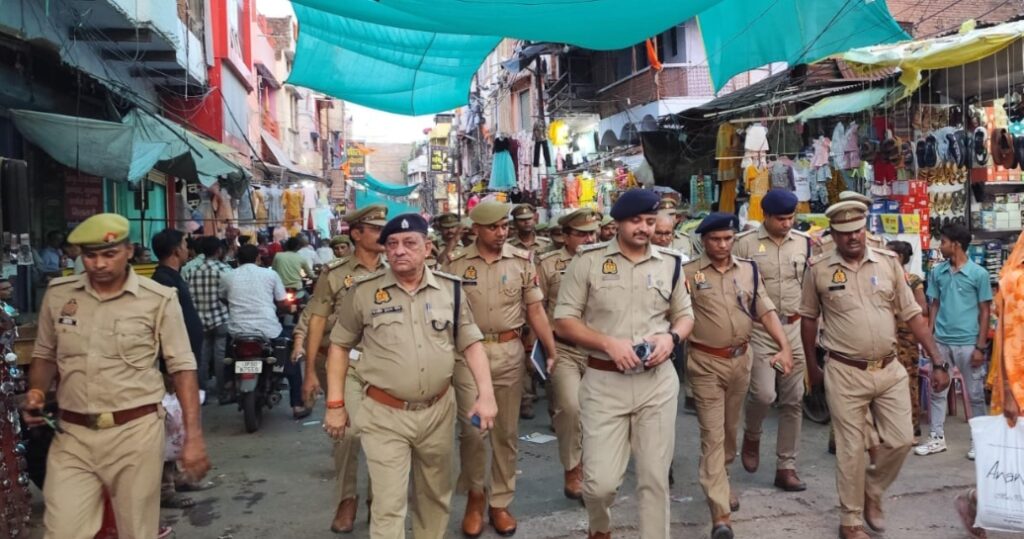 शहर में कानून व्यवस्था की मजबूती के लिए पुलिस अधीक्षक ने भारी पुलिस बल के साथ किया पैदल गश्त।