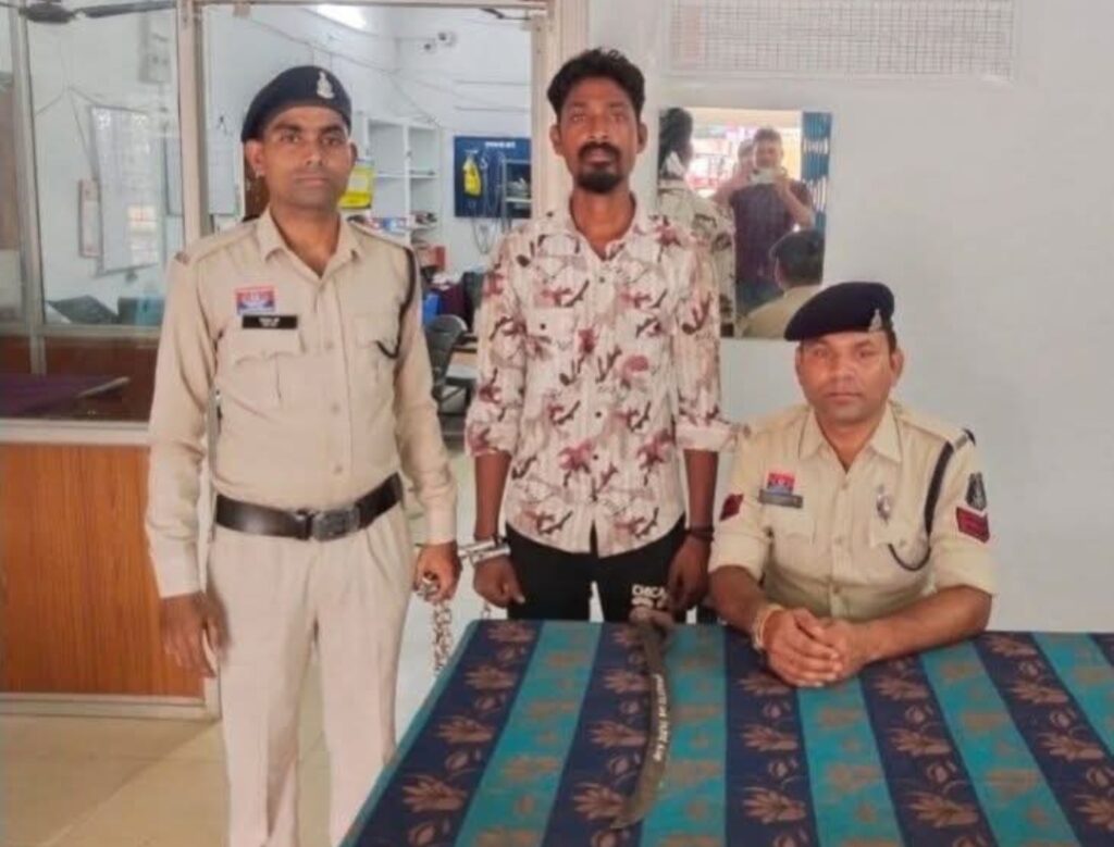 समाधान सेल में प्राप्त सूचना के आधार पर तलवार लहराकर लोगों को भयभीत करने वाले आरोपी को किया गया गिरफ्तार।