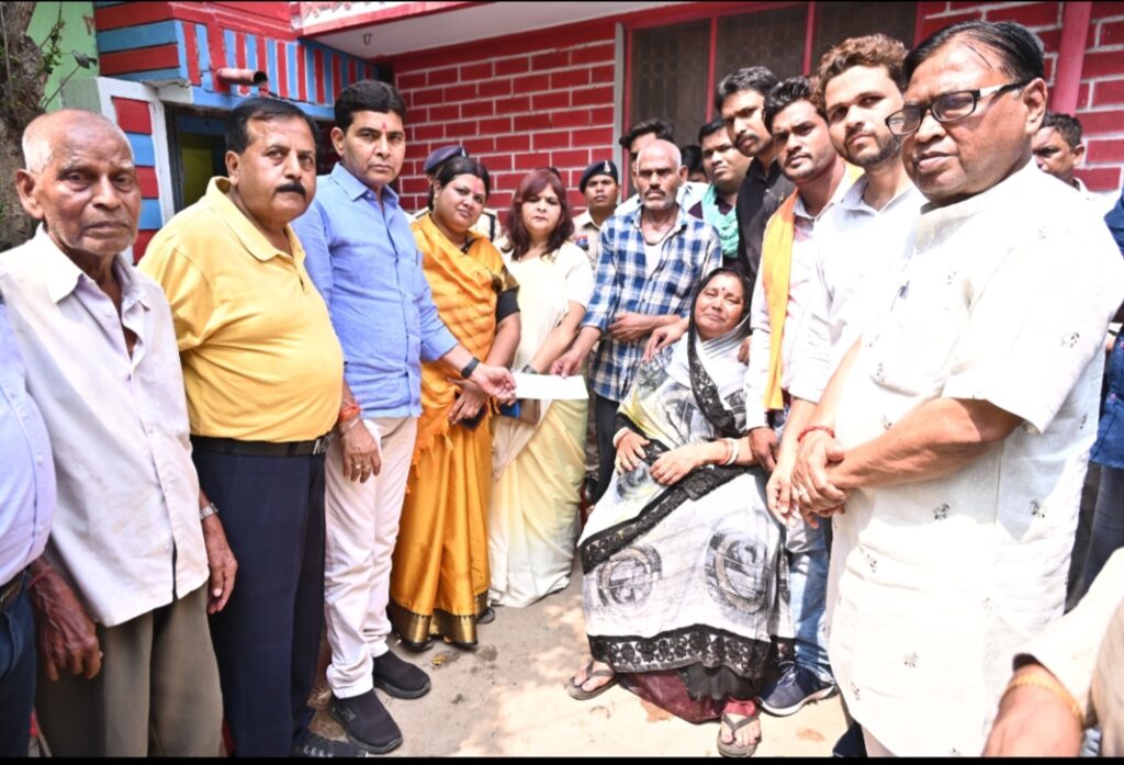 राजस्व मंत्री ने जिला अस्पताल में उपचाररत घायलों क़ा जाना हाल -चाल,बेहतर ईलाज हेतु चिकित्स्कों क़ो दिये निर्देश।