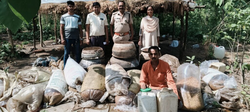आबकारी विभाग की बड़ी कार्रवाई,45 बल्क लीटर महुआ शराब सहित 1100 किग्रा महुआ लाहन जब्त