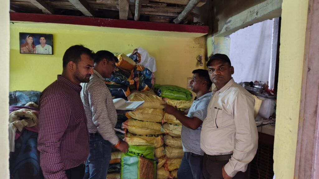 कृषि विभाग की टीम ने विक्रय केंद्रों में दी दबिश, अवैध खाद- बीज किया जब्त*