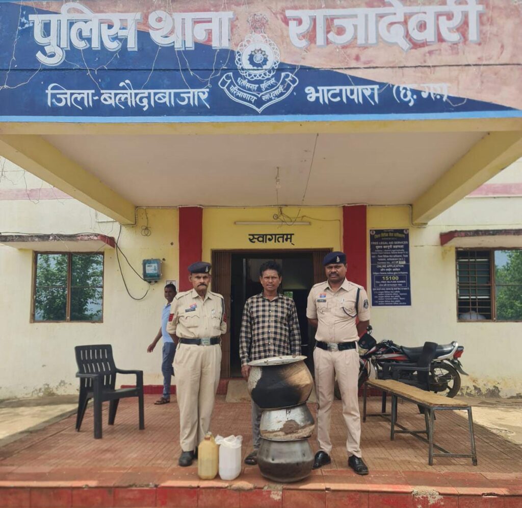 राजादेवरी पुलिस की कार्रवाई : अवैध महुआ शराब के साथ एक आरोपी गिरफ्तार
