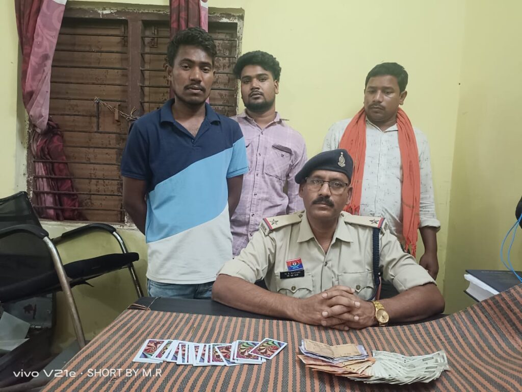 जुआ खेलते 3 आरोपी गिधौरी में रंगे हाथ गिरफ्तार, नगद राशि और ताश जब्त