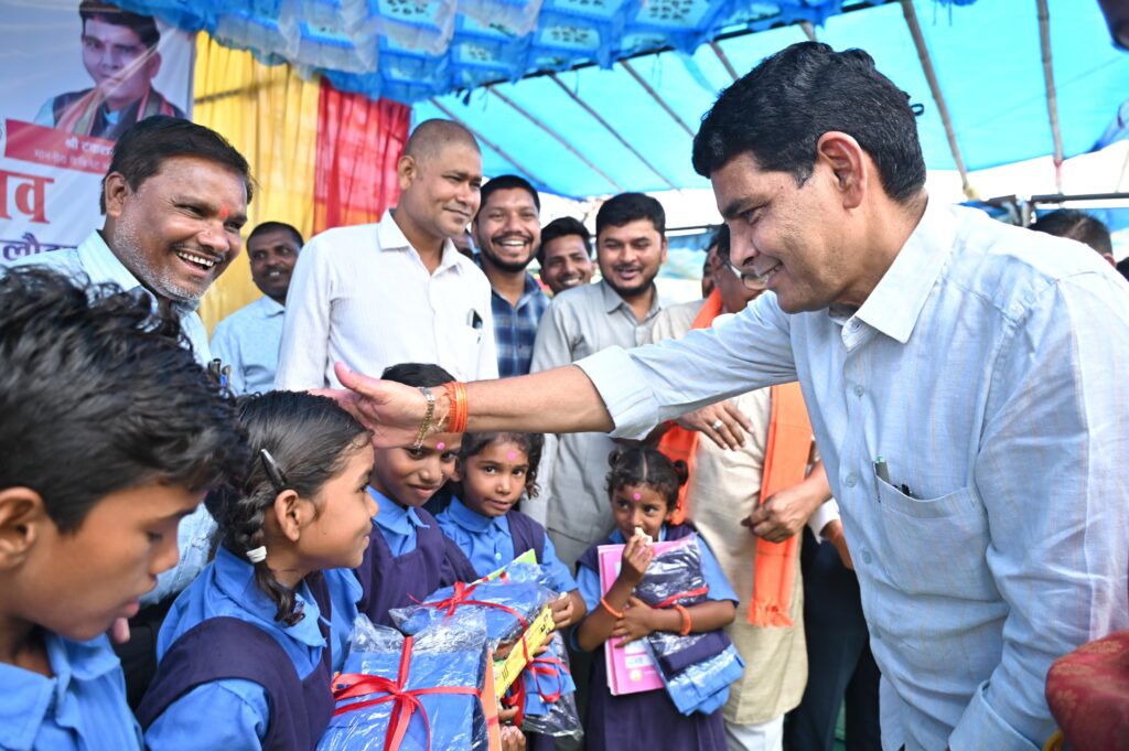 राजस्व मंत्री श्री टंकराम वर्मा ने खजुरी में किया शाला प्रवेश उत्सव में नवप्रवेशी छात्रों का अभिनंदन, गणवेश व पुस्तकें वितरित
