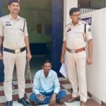 पलारी नगर में लोहे के फावड़ा से वारकर गंभीर चोंट पहुंचाने वाले आरोपी को किया गया गिरफ्तार।