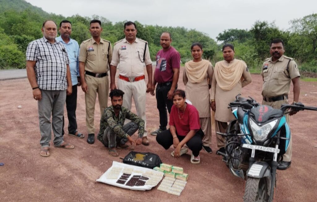 चक्रधरनगर पुलिस ने प्रतिबंधित नशीली दवाओं के साथ युवक-युवती को किया गिरफ्तार।