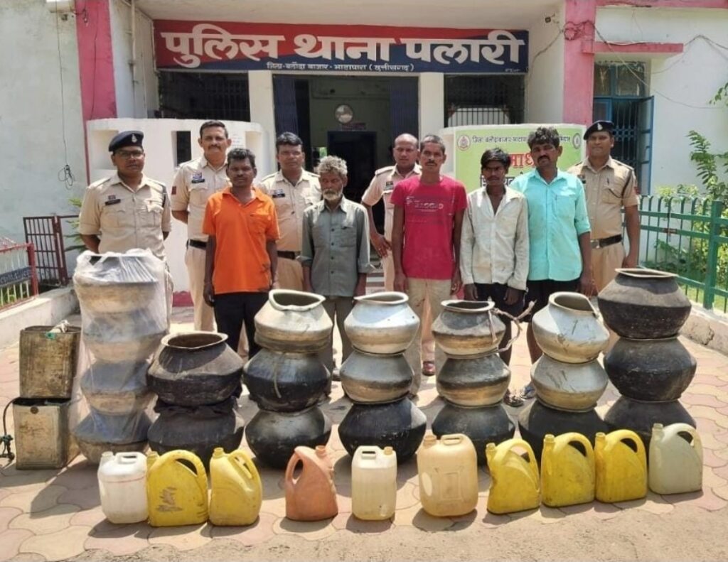 सूचना के आधार पर अवैध महुआ शराब बिक्री करने वाले 05 आरोपी शराब कोचियों को किया गया गिरफ्तार।