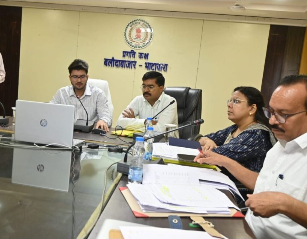 अतिवृष्टि के कारण सड़क व पुल -पुलिया क्षतिग्रस्त होने पर शीघ्र मरम्मत कराएं – कलेक्टर।