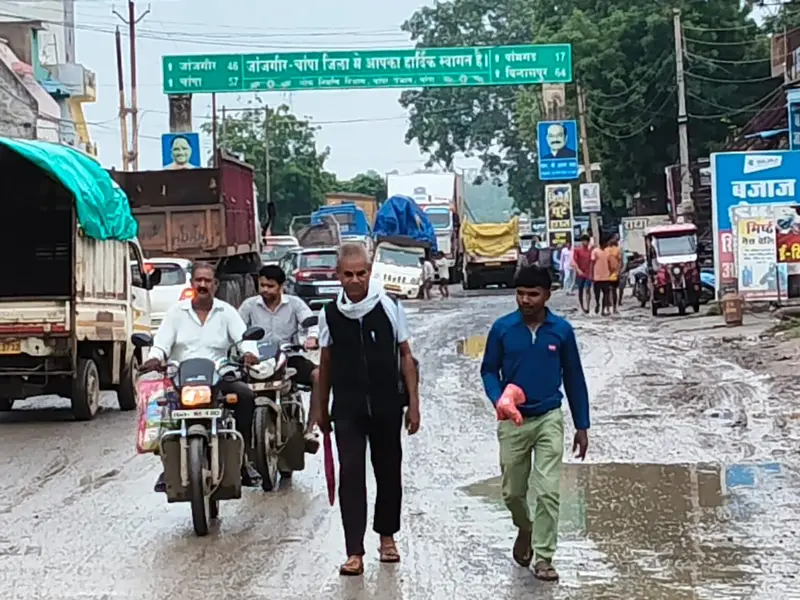 गिधौरी-शिवरीनारायण मार्ग पर गड्ढों से भारी वाहन फंसा, कई किलोमीटर लंबा जाम, ग्रामीणों में आक्रोश