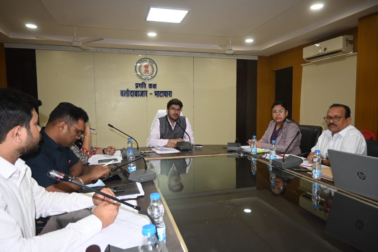 "कलेक्टर ने विभागीय कार्यों की समीक्षा बैठक में दिए निर्देश, लंबित प्रकरणों का शीघ्र निराकरण करने को कहा"