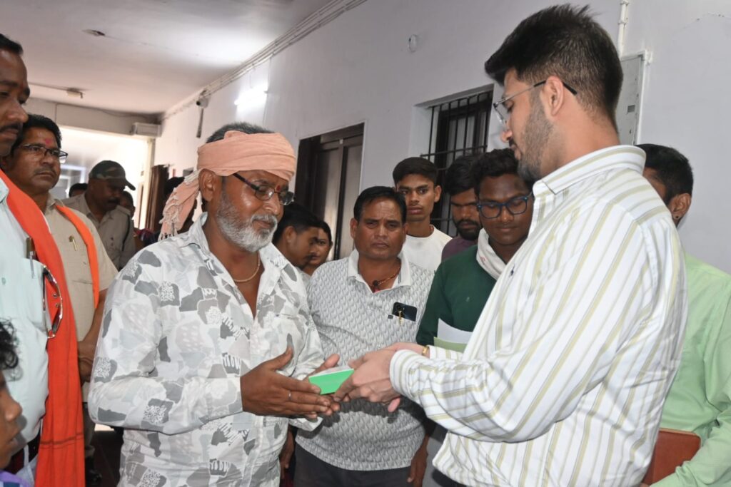 कलेक्टर जनदर्शन में श्रवणबाधित कृष्ण कुमार को तत्काल मिला श्रवण यन्त्र।