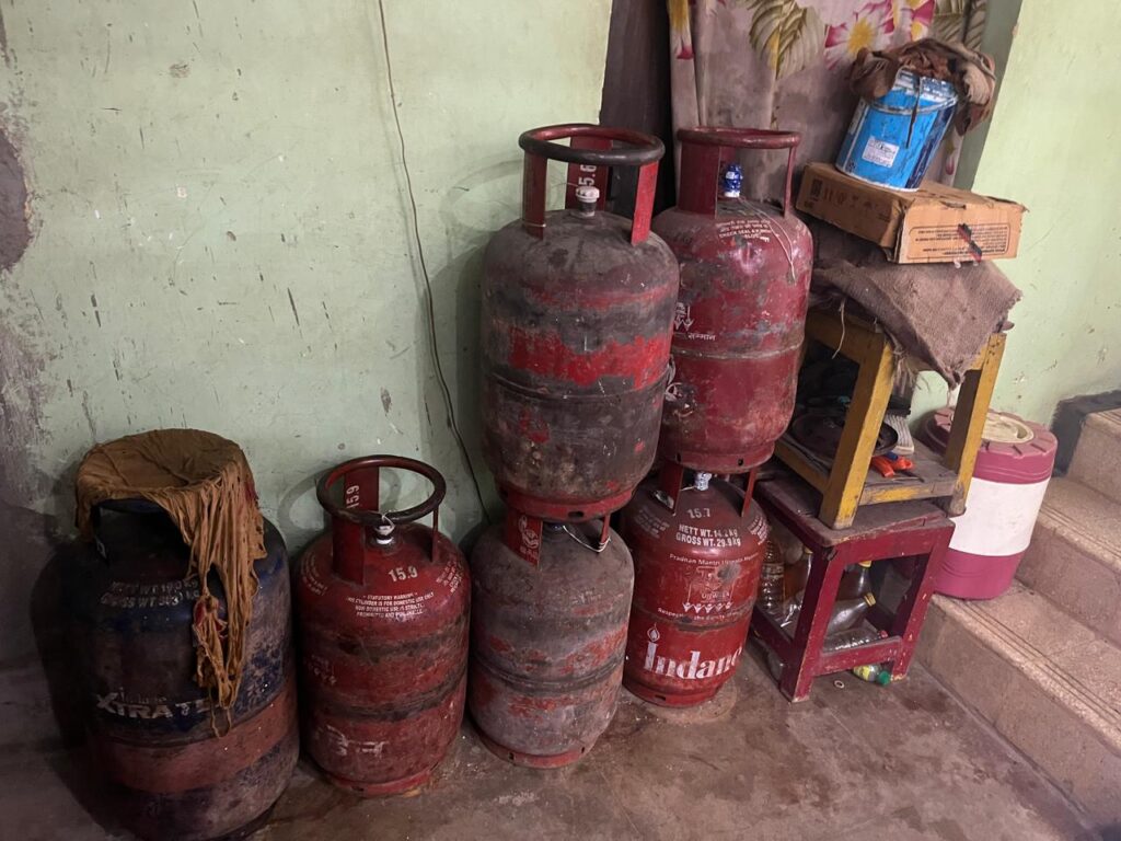 घरेलू गैस का अवैध उपयोग रोकने खाद्य विभाग की बड़ी कार्रवाई: 14 नग सिलेंडर जब्त