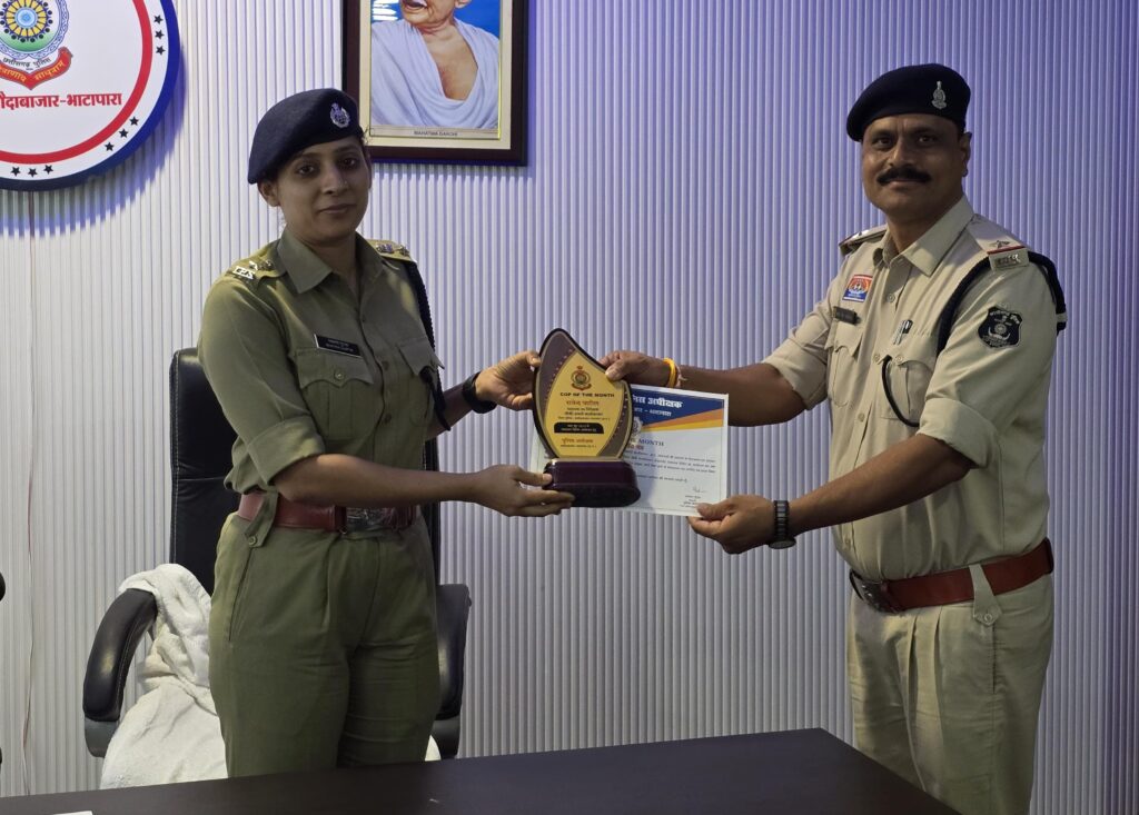 चार पुलिस अधिकारी/कर्मचारियों का COP OF MONTH के रूप में चयन कर, किया गया सम्मानI