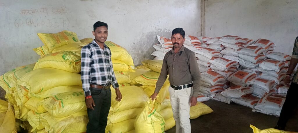 सहकारी समितियों के माध्यम से किसानों को समय पर उपलब्ध कराया जा रहा खाद एवं बीज अब तक 87% उर्वरक और 97% बीज का हो चुका है वितरण