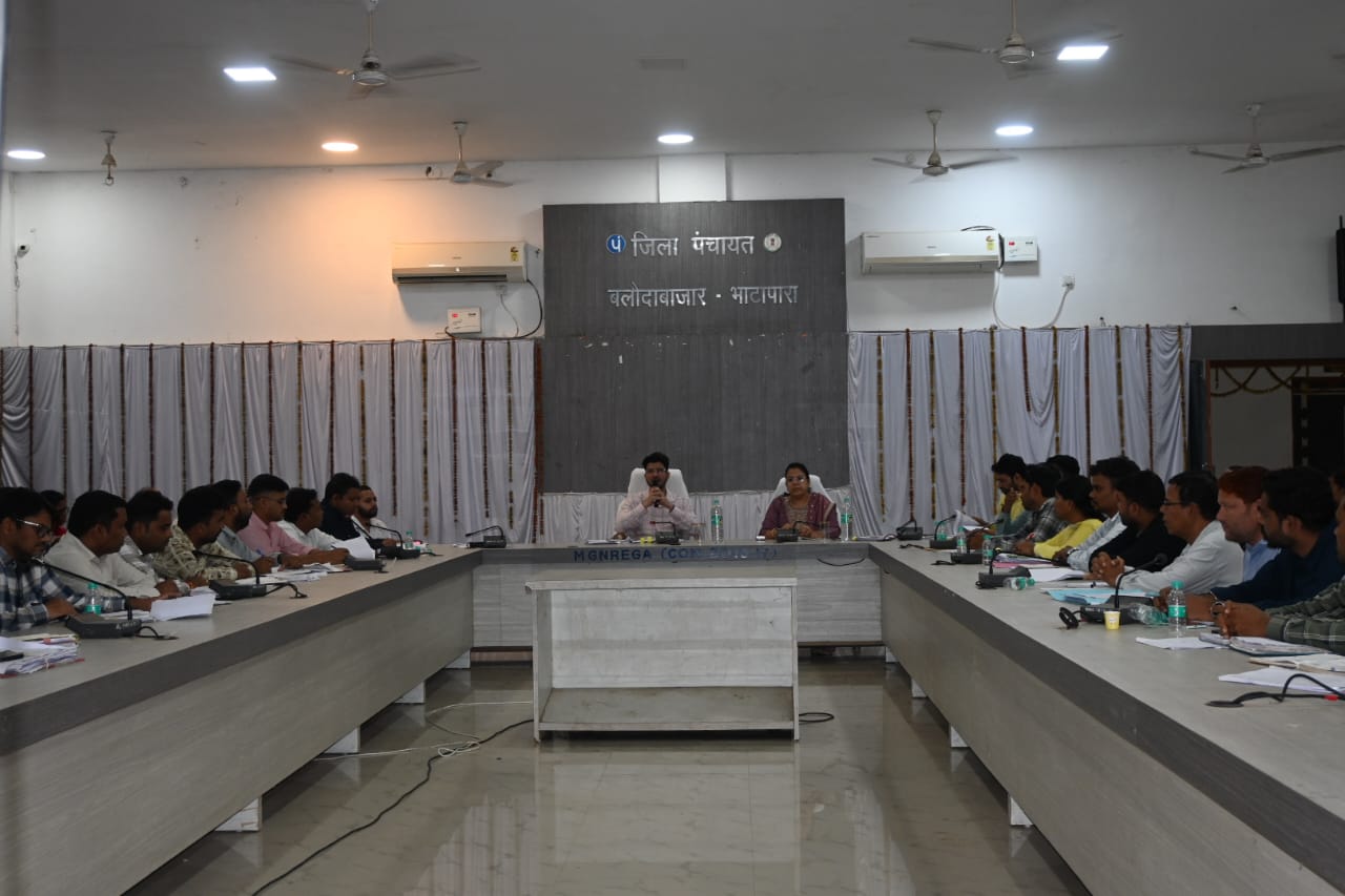 जिलाधीश ने पंचायत एवं ग्रामीण विकास विभाग की ली समीक्षा बैठक।