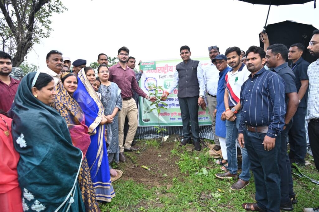 राजस्व मंत्री नें सहकारी समिति खम्हरिया में किया पौध रोपण I