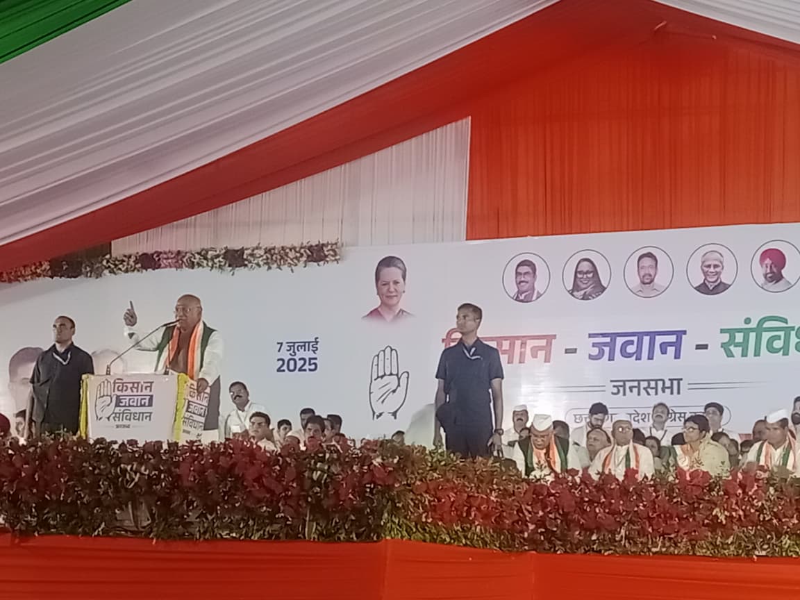 मौसम को मात देकर रायपुर पहुँचे सोनाखान के कांग्रेस कार्यकर्ता, जनसभा में दिखाई संगठन शक्ति I