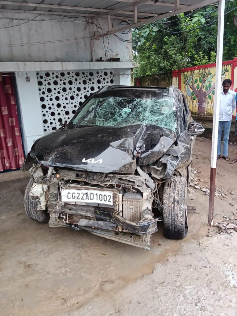 बेकाबू रफ्तार और नशे का कहर, सड़क हादसे में तीन वाहन क्षतिग्रस्त I