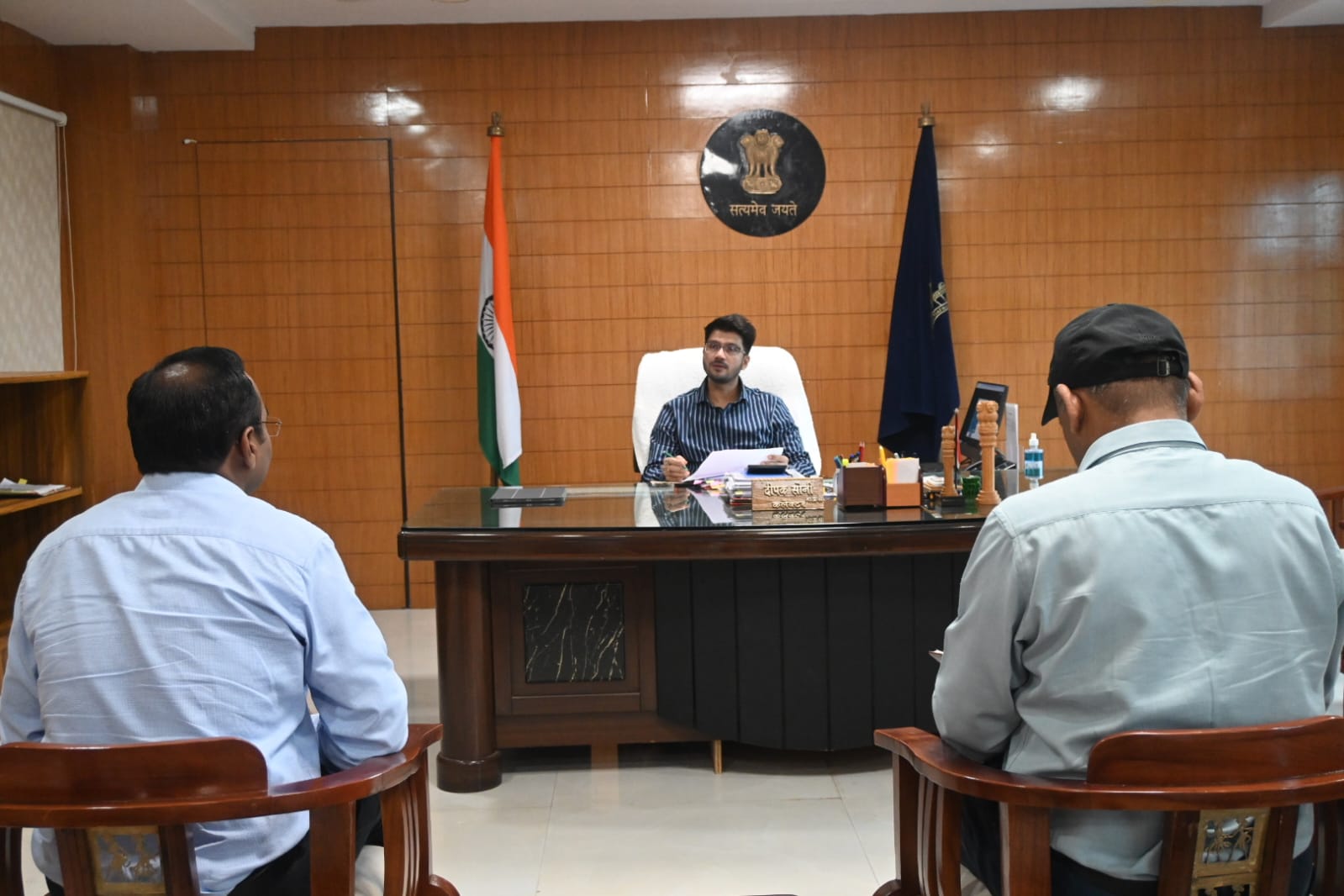 डबल लॉक में भण्डारित उर्वरक शीघ्र समितियों तक पहुंचाए I