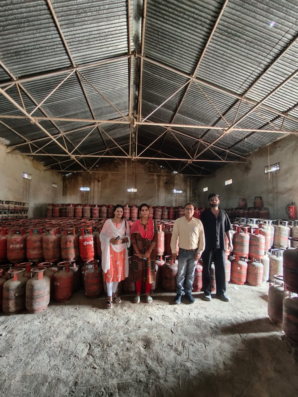 खाद्य विभाग की बड़ी कार्रवाई अवैध घरेलू गैस सिलेंडरों का जखीरा जब्त I