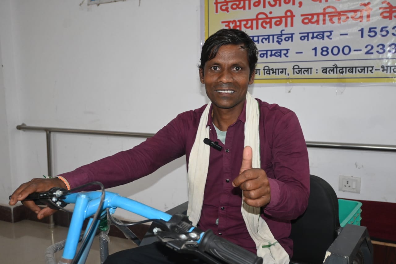 दिव्यांग नागरिक पंच राम को मिला बैटरी चलित ट्रायसिकल, आत्मनिर्भरता की ओर बढ़ाया एक और कदम I