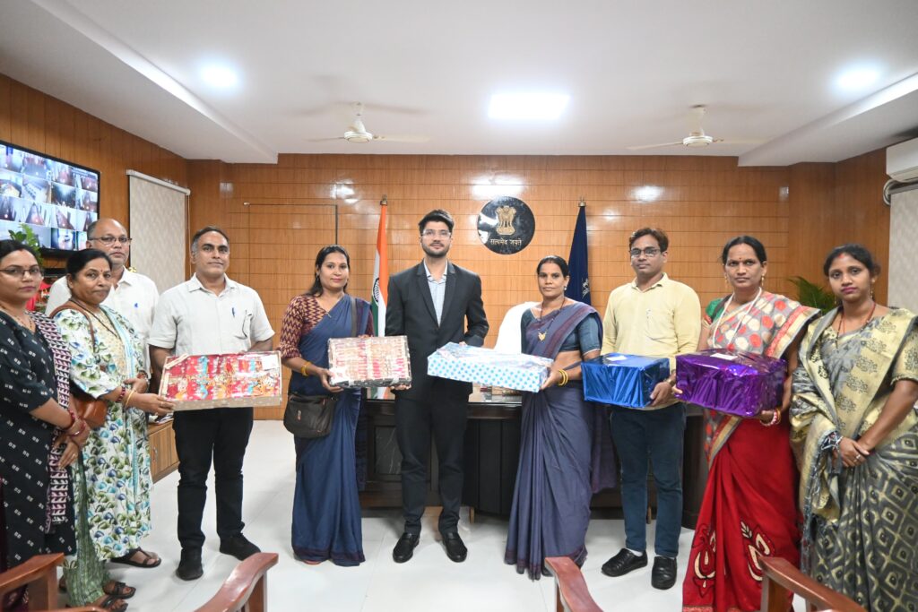 “मेरा रक्षासूत्र देश के जवानों के नाम” अभियान के तहत समूह की दीदियों ने वीर सपूतों को समर्पित रक्षासूत्र, कलेक्टर को किया भेंट