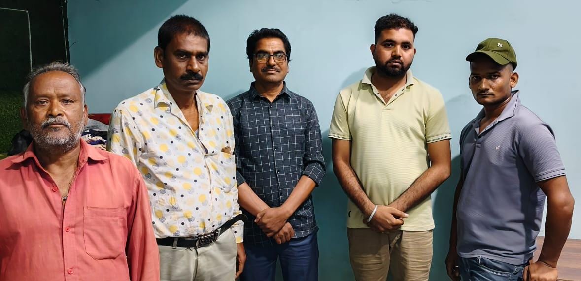 समाधान सेल की सूचना पर पुलिस की बड़ी कार्रवाई, पलारी थाना क्षेत्र से 5 जुआरी गिरफ्तार – ₹27,200 नगद और ताश की पत्तियाँ जब्त