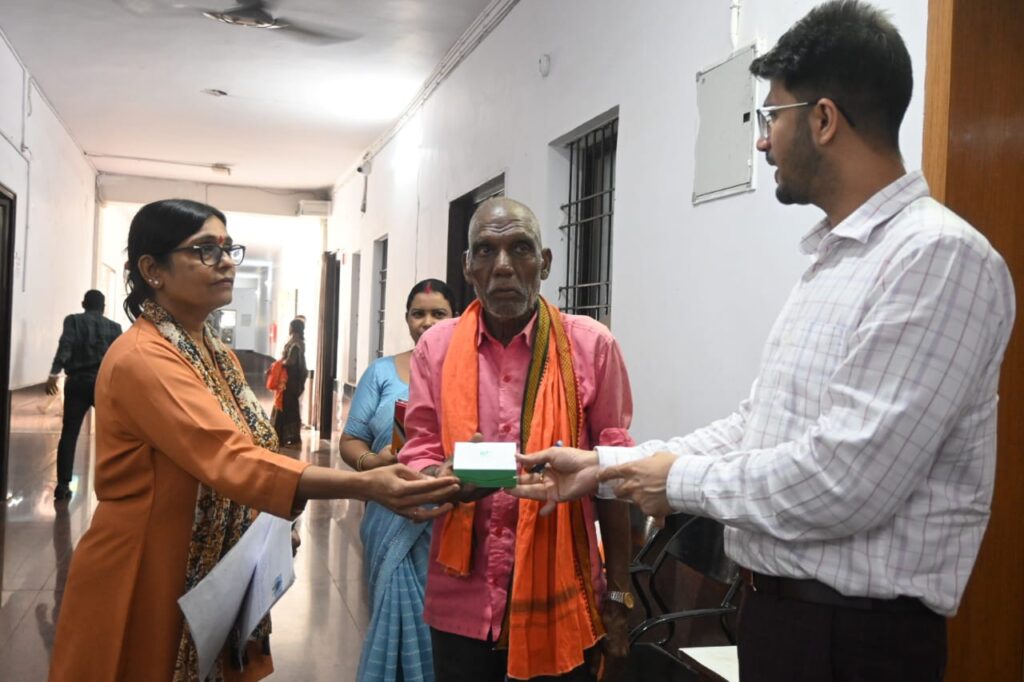 श्रवण यंत्र मिलने से वर्षों से सुनने में असमर्थ कली राम के जीवन में लौटी खुशियाँ, जागी नई उम्मीदें