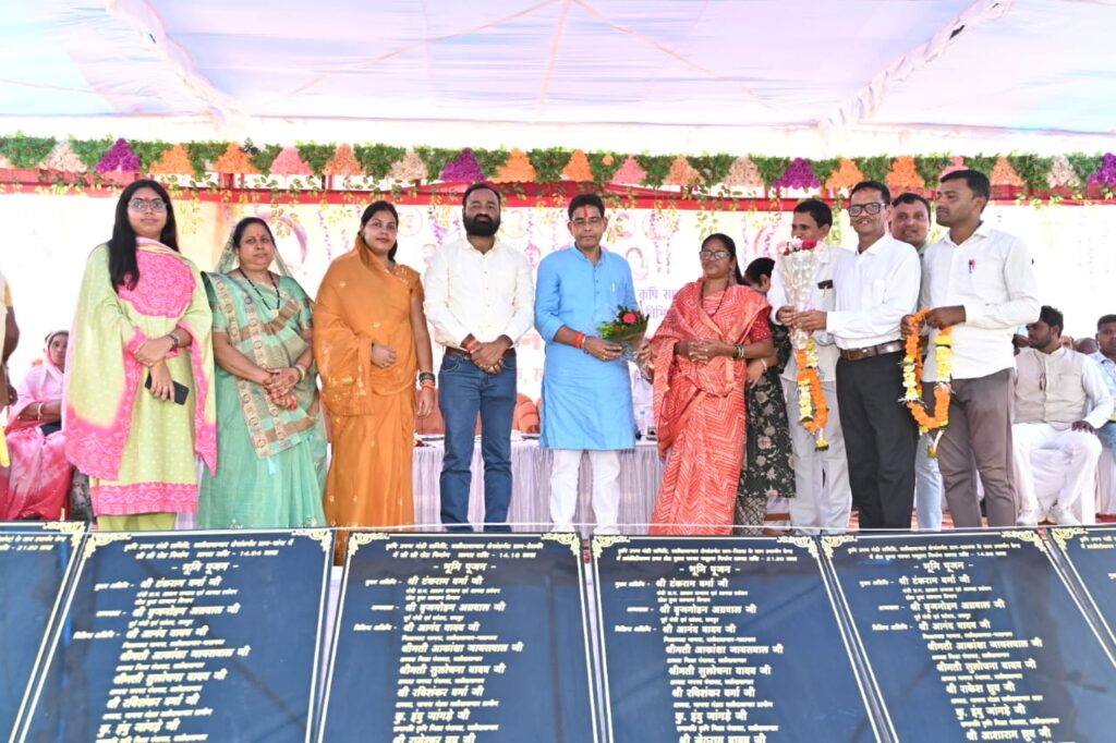 राजस्व मंत्री ने सेम्हराडीह व खम्हारिया में 2 करोड़ से अधिक के विकास कार्यों का किया भूमिपूजन  खम्हारिया में रंगमंच निर्माण हेतु 5 लाख की दी स्वीकृति