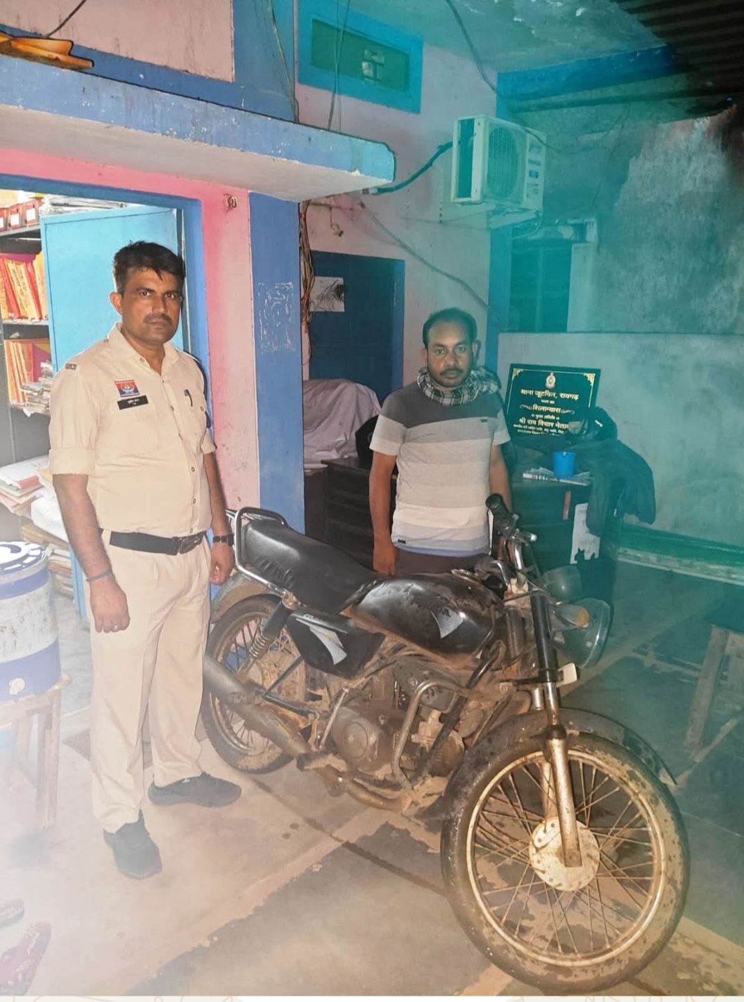 जूटमिल होंडा शोरूम में चोरी का खुलासा : 3.52 लाख रुपये नकद और बाइक सहित आरोपी गिरफ्तार I