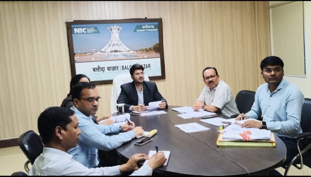 राजस्व के लंबित प्रकरणों का मिशन मोड में करें निराकरण – प्रभारी सचिव ने दिए निर्देश