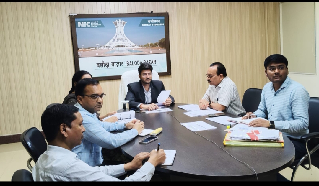 राजस्व के लंबित प्रकरणों का मिशन मोड में करें निराकरण – प्रभारी सचिव ने दिए निर्देश