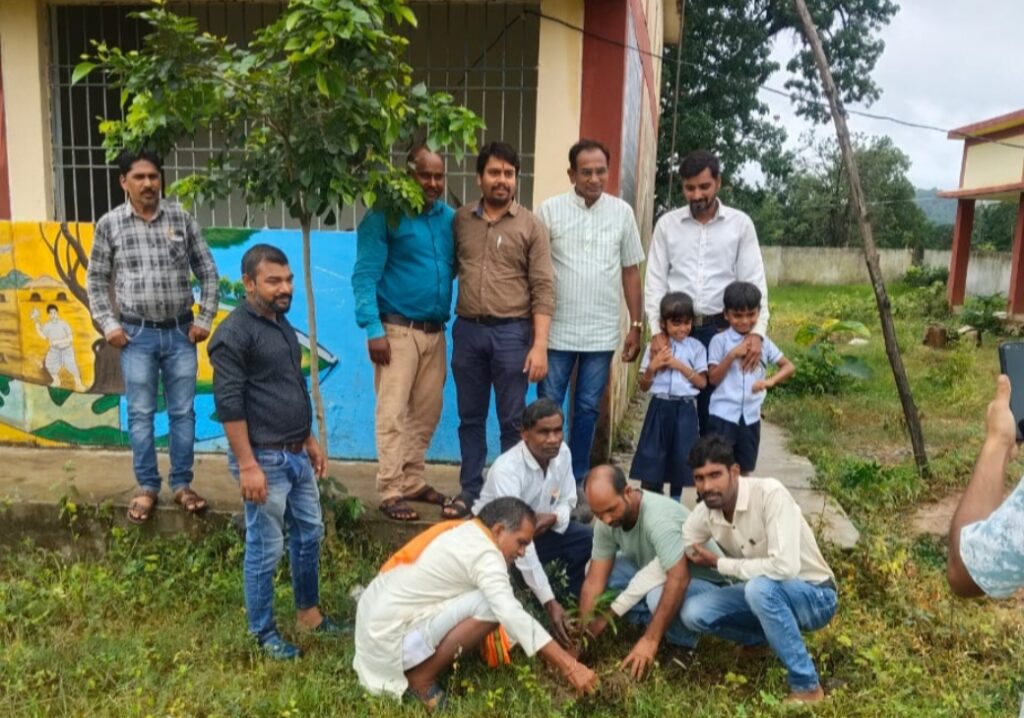 स्वामी आत्मानंद स्कूल सोनाखान में वृक्षारोपण कार्यक्रम, ‘एक पेड़ मां के नाम’ अभियान के तहत छात्र-छात्राओं ने लगाए पौधे