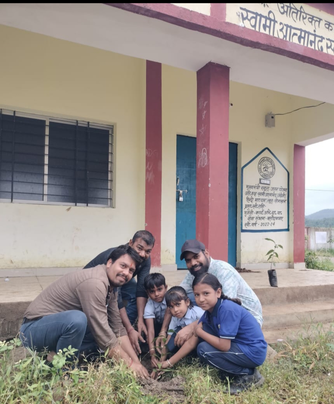 सोनाखान में वृक्षारोपण कार्यक्रम, 'एक पेड़ मां के नाम' अभियान के तहत छात्र-छात्राओं ने लगाए पौधे