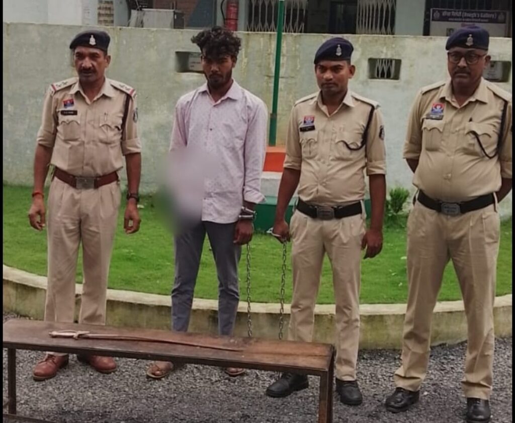 कसडोल नगर में तलवार से हमला करने वाला आरोपी गिरफ्तार, पुलिस ने धारदार हथियार किया बरामद