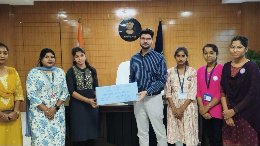 “सीमा पर तैनात जवानों के लिए छात्राओं ने भेजा स्नेह, कलेक्टर को सौंपे रक्षासूत्र”