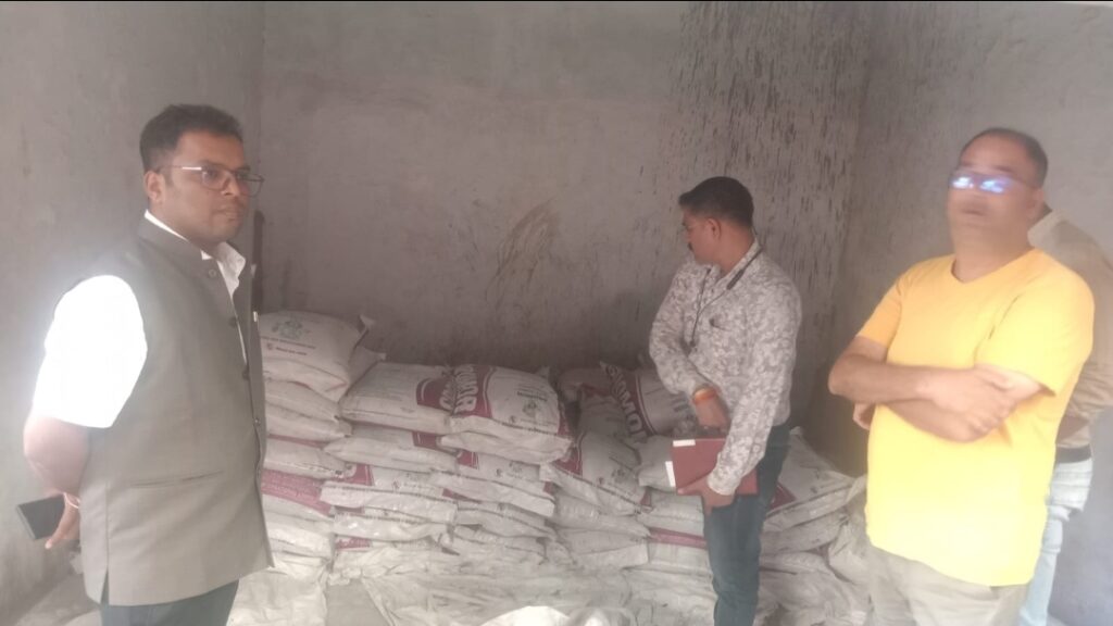 संयुक्त टीम ने किया कृषि सेवा केंद्रों का निरीक्षण अनियमितता पर कार्रवाई के निर्देश ।