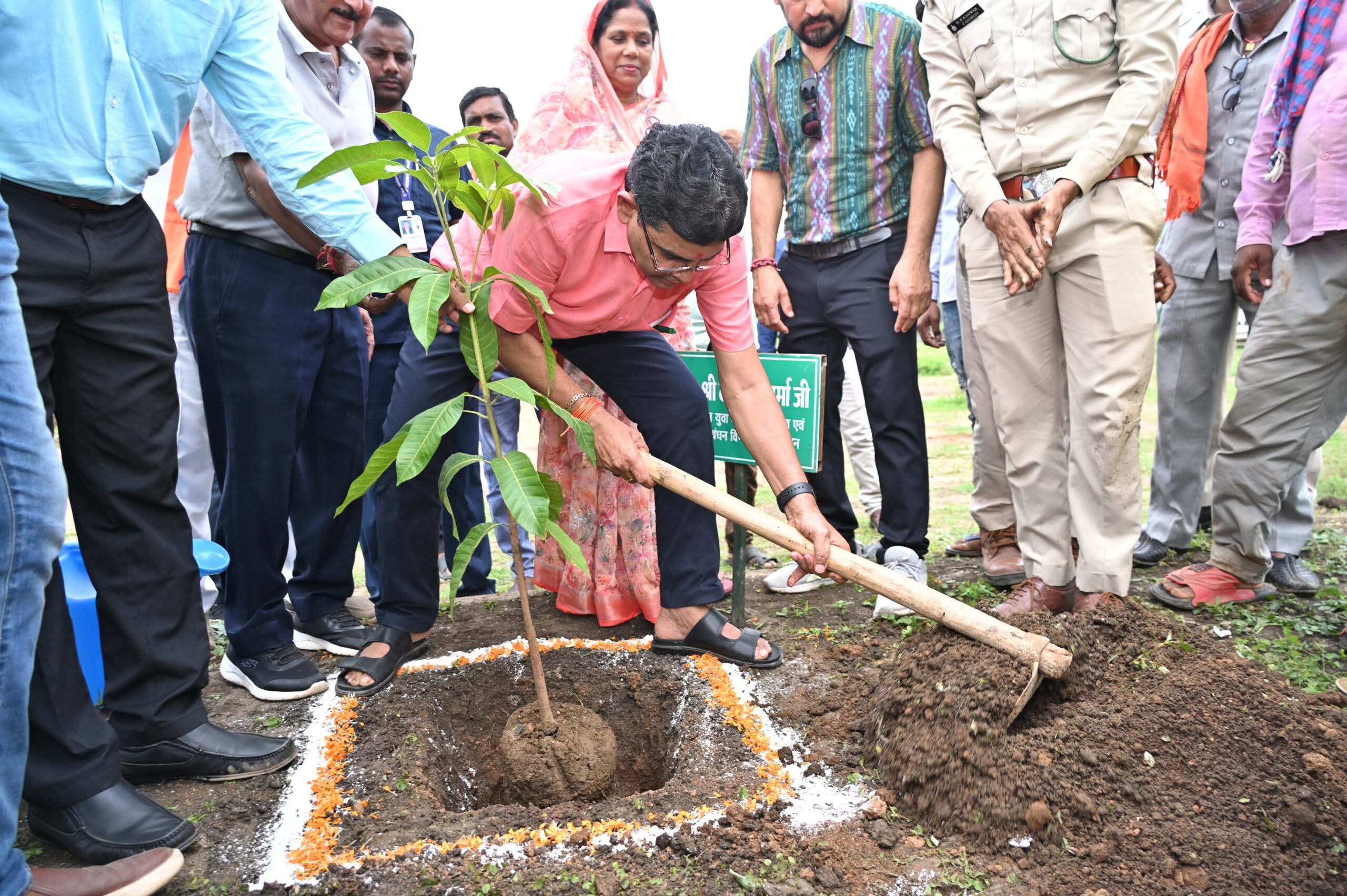 आने वाली पीढ़ी के सुरक्षित भविष्य के लिए वृक्षारोपण अत्यंत आवश्यक : राजस्व मंत्री श्री वर्मा कैबिनेट मंत्री ने ‘एक पेड़ माँ के नाम’ अभियान के तहत रोपा आम का पौधा I