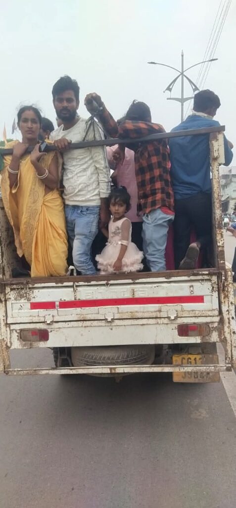 मालवाहक में यात्री परिवहन पर रायगढ़ पुलिस की सख्त कार्रवाई, 3 वाहन चालकों पर ₹5000-₹5000 का ई-चालान