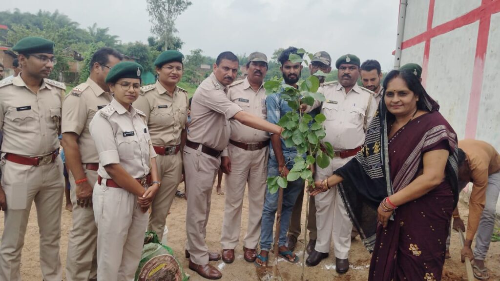 कुशभांठा में “एक पेड़ मां के नाम 2.0” अभियान के अंतर्गत वन महोत्सव का आयोजन