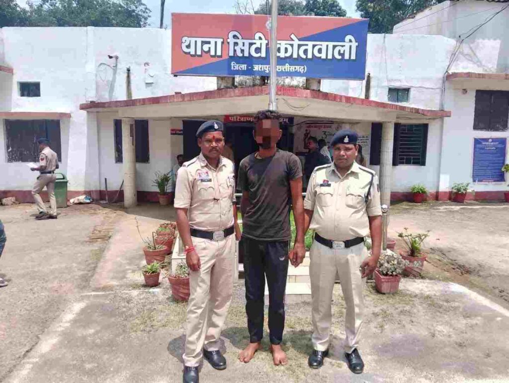 अवैध शराब तस्करी पर जशपुर पुलिस का बड़ा ऑपरेशन “आघात” 51 लाख की अवैध शराब जब्त, अंतर्राज्यीय तस्कर गिरफ्तार