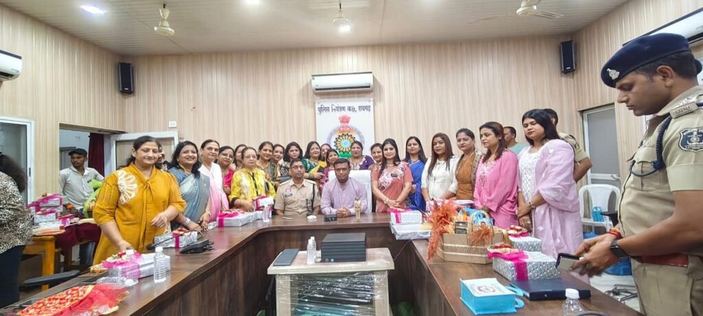 लायंस क्लब रायगढ़ प्राइड की सदस्याओं ने पुलिसकर्मियों को बांधी राखी, एसपी ने महिलाओं की सुरक्षा का दिया संदेश