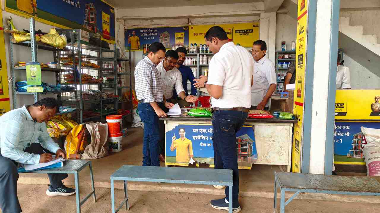 Big action by joint team: 6 कृषि केंद्रों को नोटिस, बिक्री में गड़बड़ी पर जांच तेज