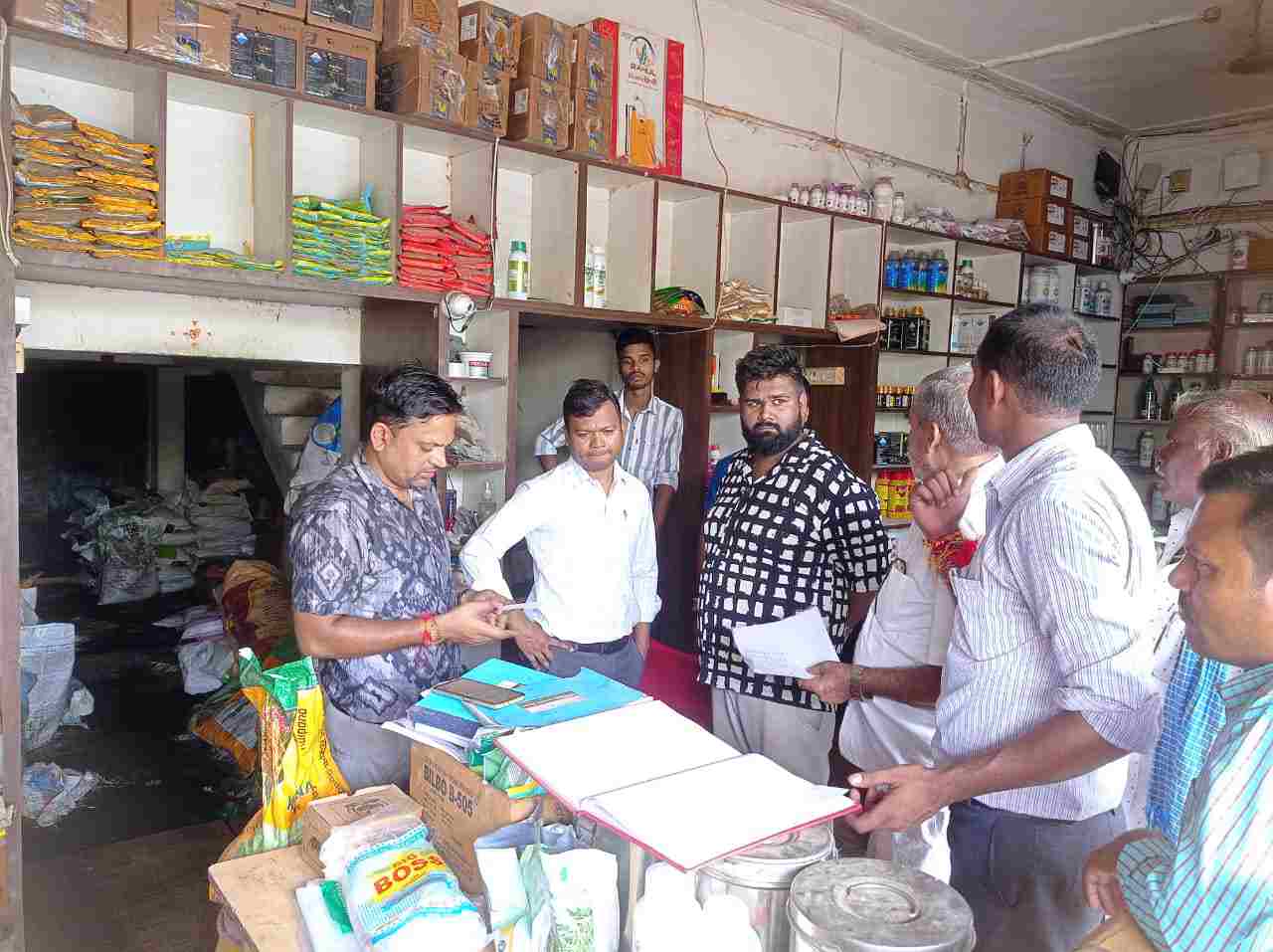 Big action by joint team: 6 कृषि केंद्रों को नोटिस, बिक्री में गड़बड़ी पर जांच तेज