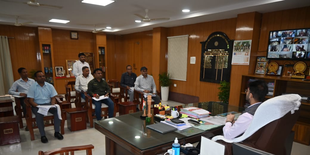 "कलेक्टर दीपक सोनी के निर्देश पर उर्वरक कालाबाजारी पर सघन छापेमारी अभियान, किसानों को तय दर पर ही मिलेगा खाद"
