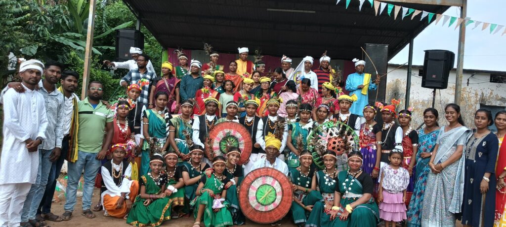ब्लॉक मुख्यालय में हर्षोल्लास के साथ मनाया गया विश्व आदिवासी दिवस,,